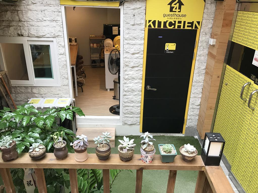 24 Guesthouse Jongno Tower Seul Esterno foto